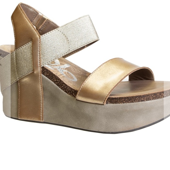 BUSHNELL IN GOLD WEDGE SANDALS - Picture 2 of 7